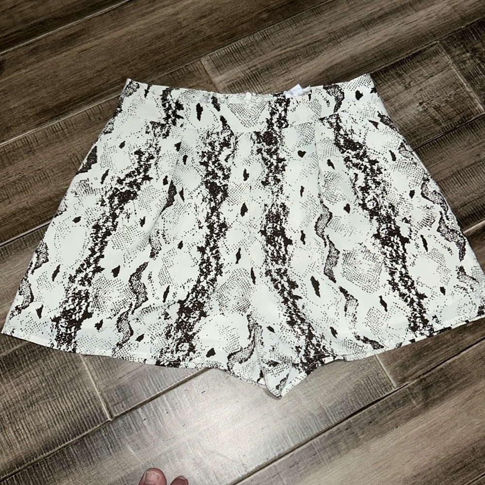 EUC Le Lis Shorts Small